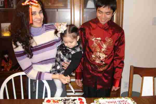 2008年，中国保安迎娶小9岁的美国外教，后来他们过得怎样？